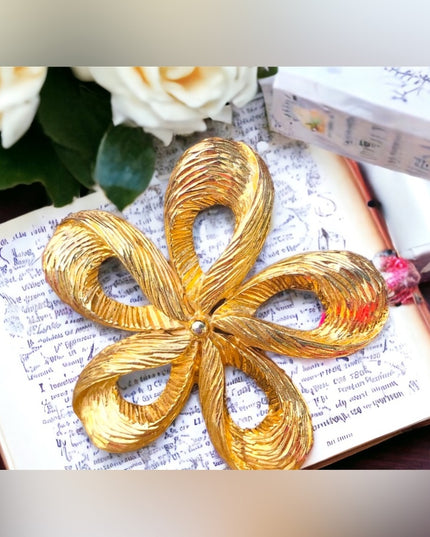 Vintage gold flower textured high quality swirl brooch