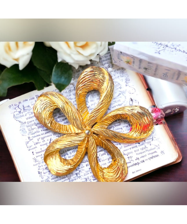 Vintage gold flower textured high quality swirl brooch