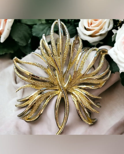 Vintage gold tone metal fancy brooch