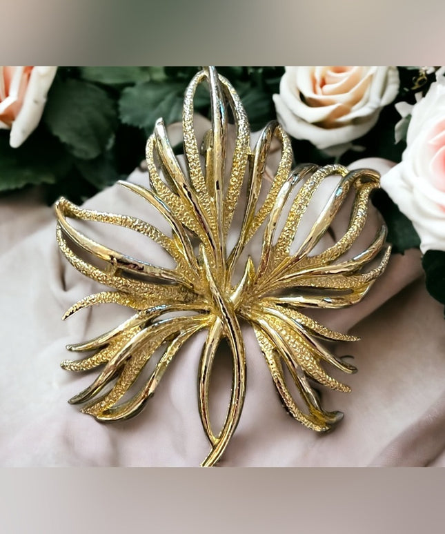 Vintage gold tone metal fancy brooch
