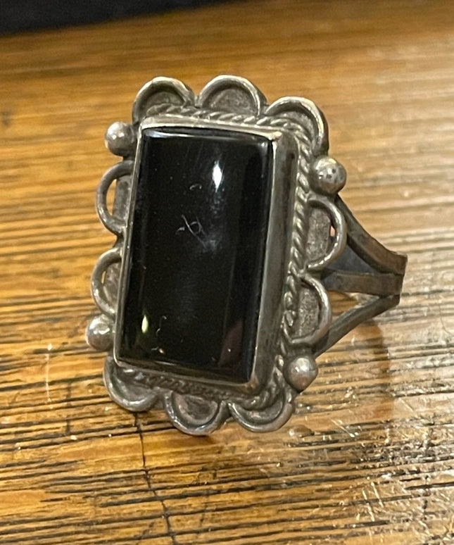 Vintage 1950s Native American Southwestern Black onyx Silver ring
