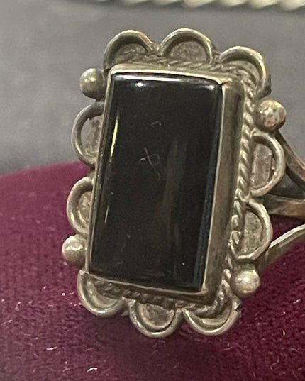 Vintage 1950s Native American Southwestern Black onyx Silver ring