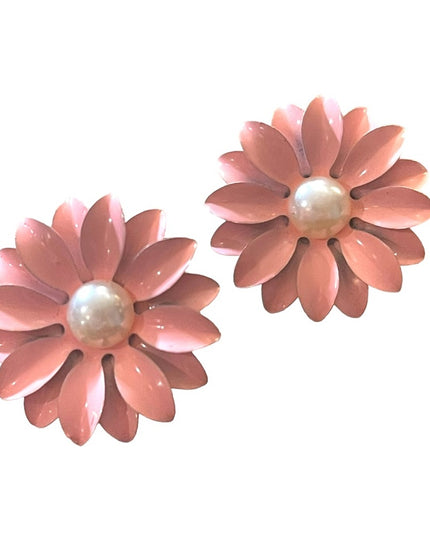 Vintage 1960s Baby pink faux pearl metal Fancy daisey flower earrings