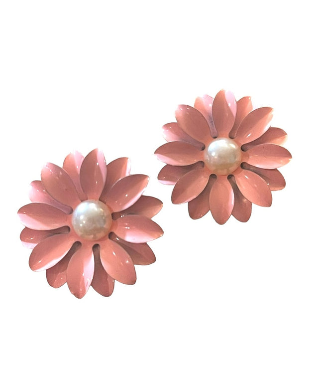 Vintage 1960s Baby pink faux pearl metal Fancy daisey flower earrings