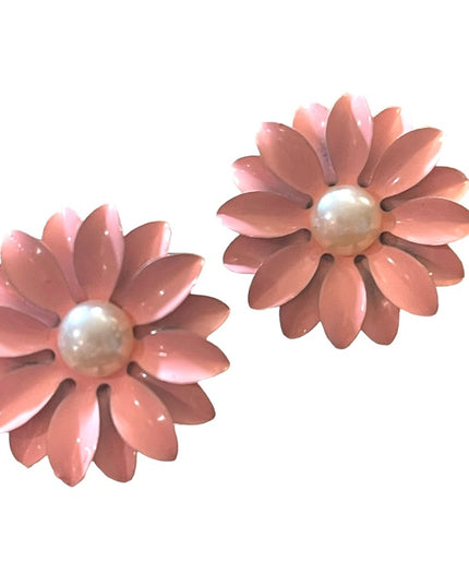 Vintage 1960s Baby pink faux pearl metal Fancy daisey flower earrings