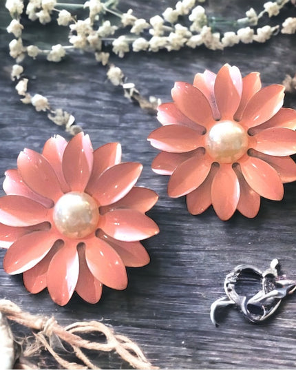 Vintage 1960s Baby pink faux pearl metal Fancy daisey flower earrings