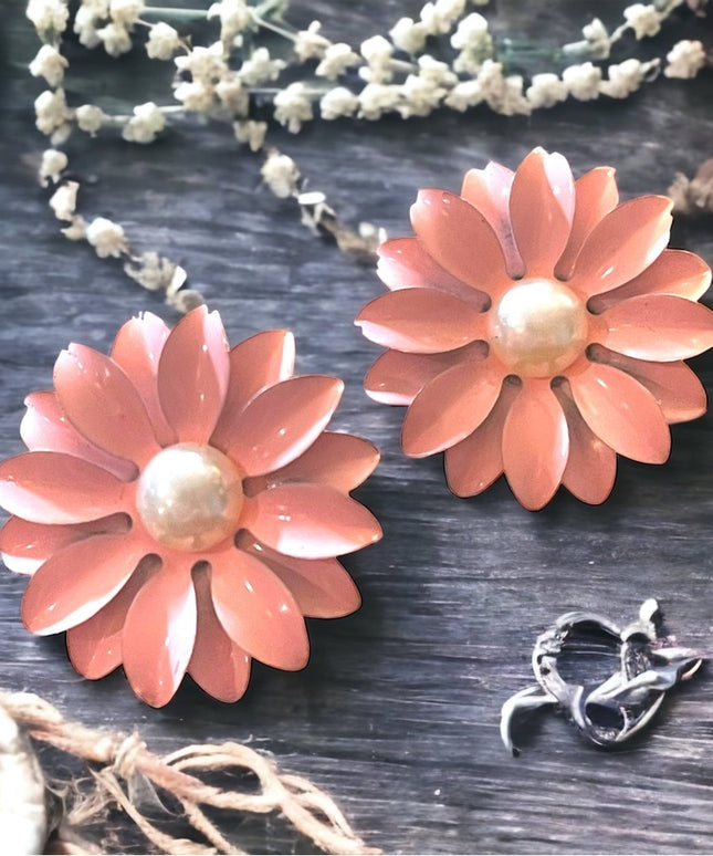 Vintage 1960s Baby pink faux pearl metal Fancy daisey flower earrings