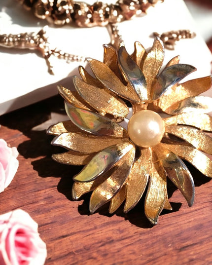 Vintage gold tone faux pearl flower brooch