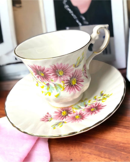 Vintage Wueens Bone China England Tea cup & Saucer set pink floral