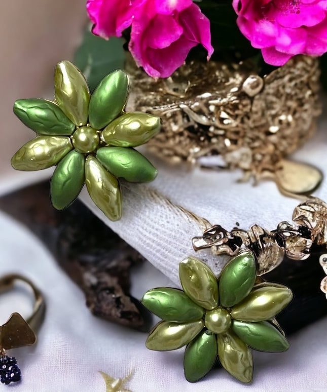 Richelieu Vintage 1960s faux green pearlescent resin flower clip on earrings