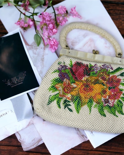 Vintage 1960s Bead lucite Flower purse 👜 So pretty!