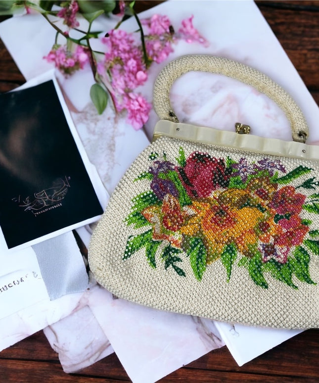 Vintage 1960s Bead lucite Flower purse 👜 So pretty!