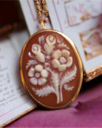 💗 18k Flower shell cameo brooch pendant