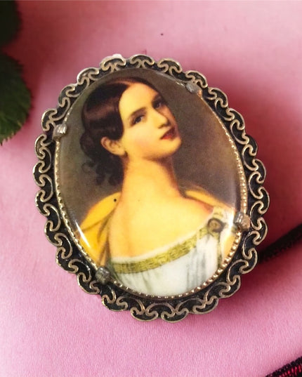 Vintage Gold tone ceramic cameo pendant necklace