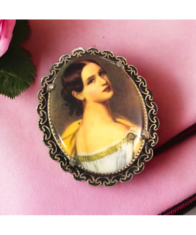 Vintage Gold tone ceramic cameo pendant necklace