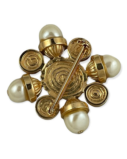 Vintage Magestic gold and faux pearl stunning brooch 1980s