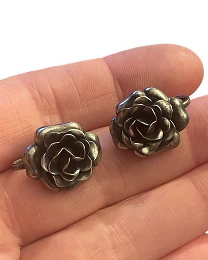 Vintage 1940s sterling silver fancy flower screw back earrings
