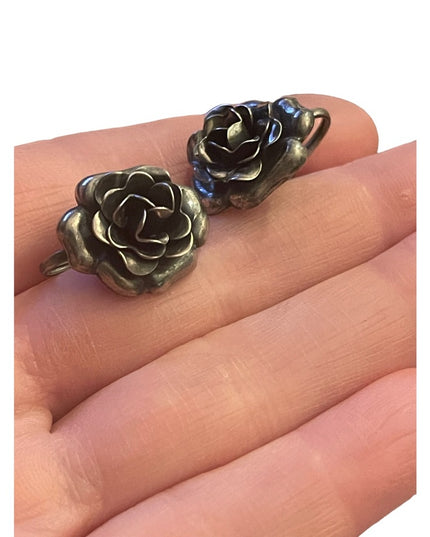 Vintage 1940s sterling silver fancy flower screw back earrings
