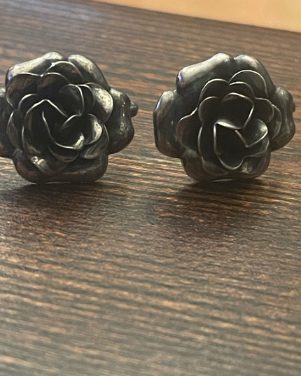 Vintage 1940s sterling silver fancy flower screw back earrings