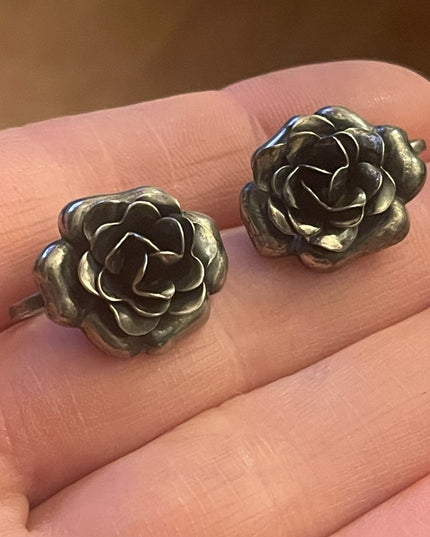 Vintage 1940s sterling silver fancy flower screw back earrings