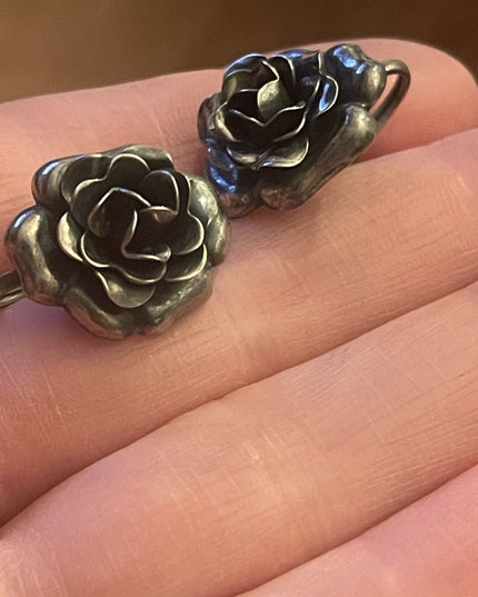 Vintage 1940s sterling silver fancy flower screw back earrings