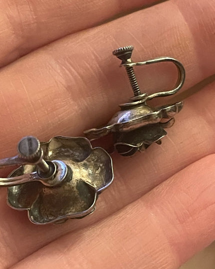 Vintage 1940s sterling silver fancy flower screw back earrings
