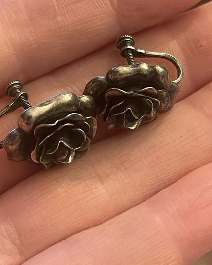 Vintage 1940s sterling silver fancy flower screw back earrings