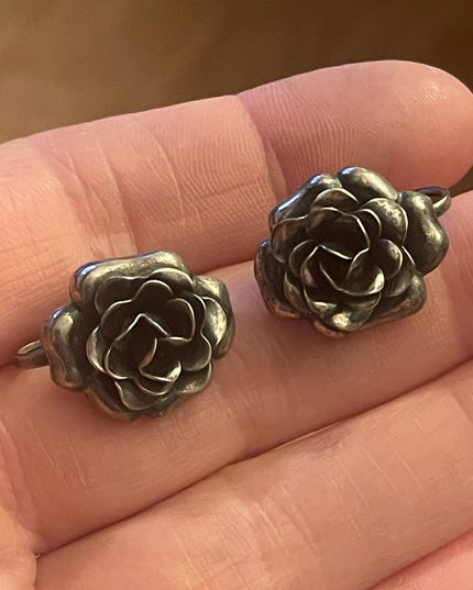 Vintage 1940s sterling silver fancy flower screw back earrings