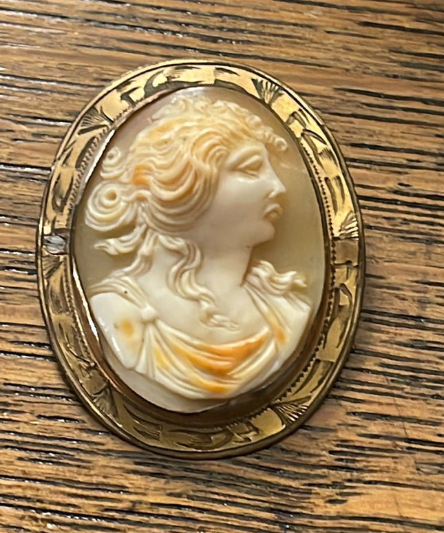 Antique Art Deco Pinchbeck gold plt Hand carved shell cameo brooch etched frame