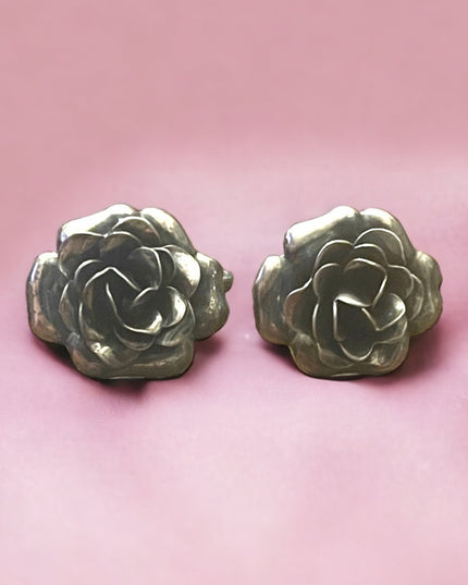 Vintage 1940s sterling silver fancy flower screw back earrings