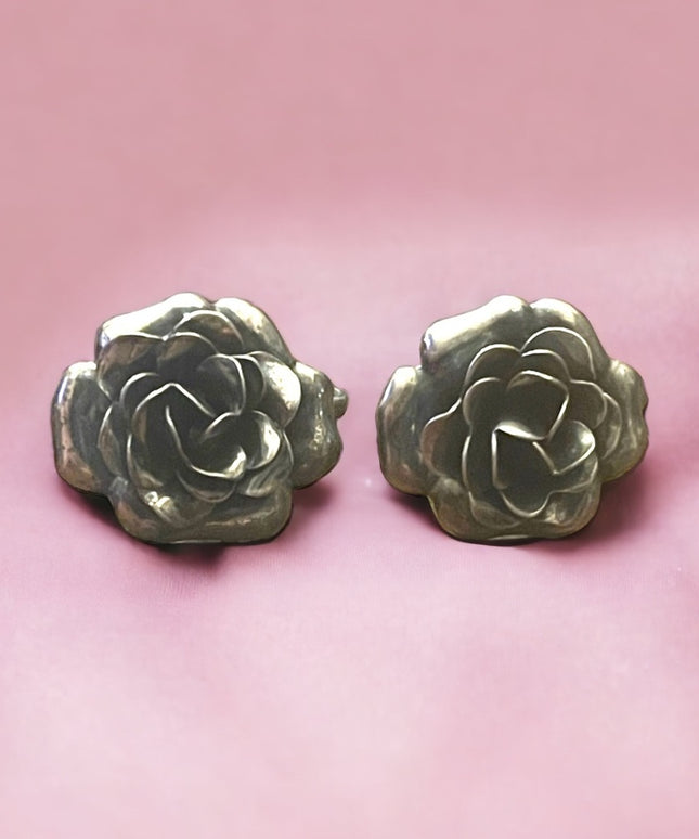 Vintage 1940s sterling silver fancy flower screw back earrings