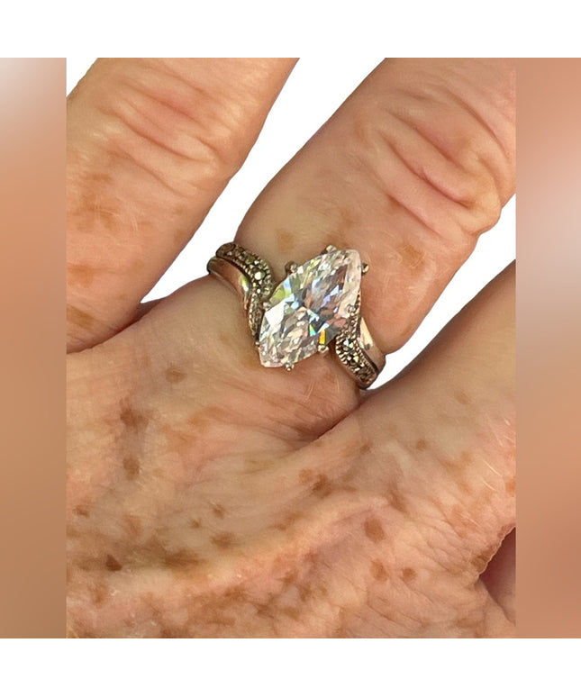 Stunning Sterling silver 925 CZ marcasite cluster ring