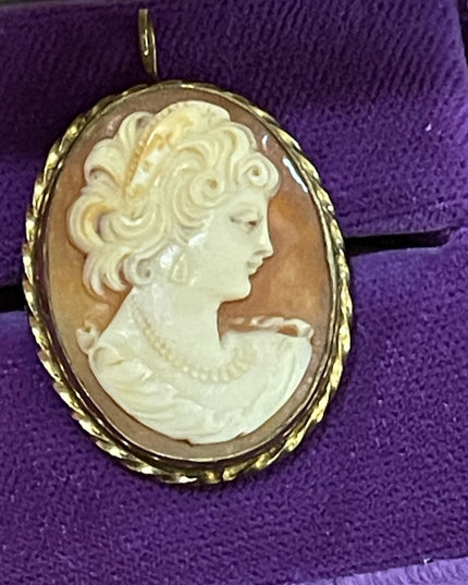 Vintage 1960s 12k Gold filled GF Carved shell cameo pendant