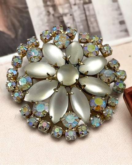 Vintsge Glass Crystal flower 🌺 brooch pearly finish