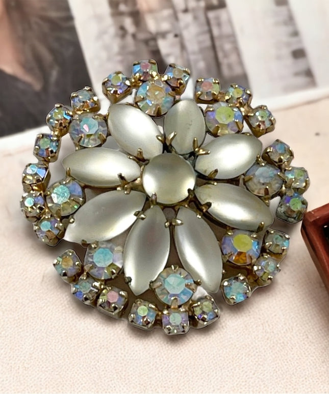 Vintsge Glass Crystal flower 🌺 brooch pearly finish