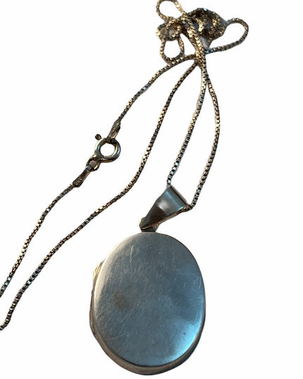 Vintage sterling silver oval locket on sterling chain necklace 925