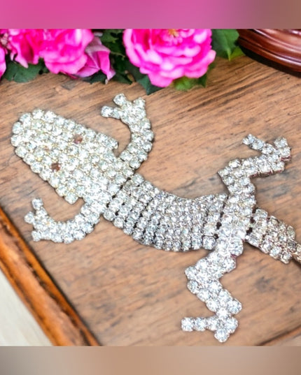 - Vintage quality articulated crystal Aligator brooch 💗