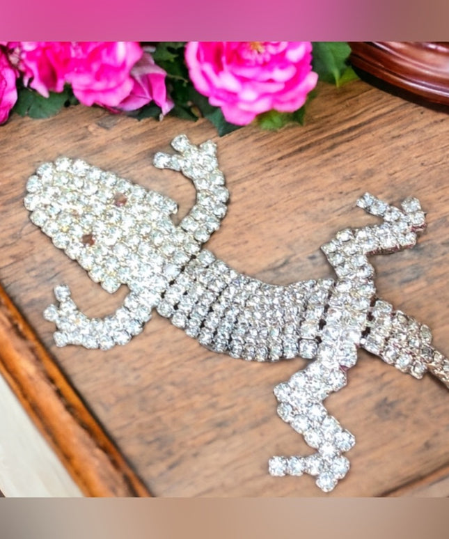 - Vintage quality articulated crystal Aligator brooch 💗