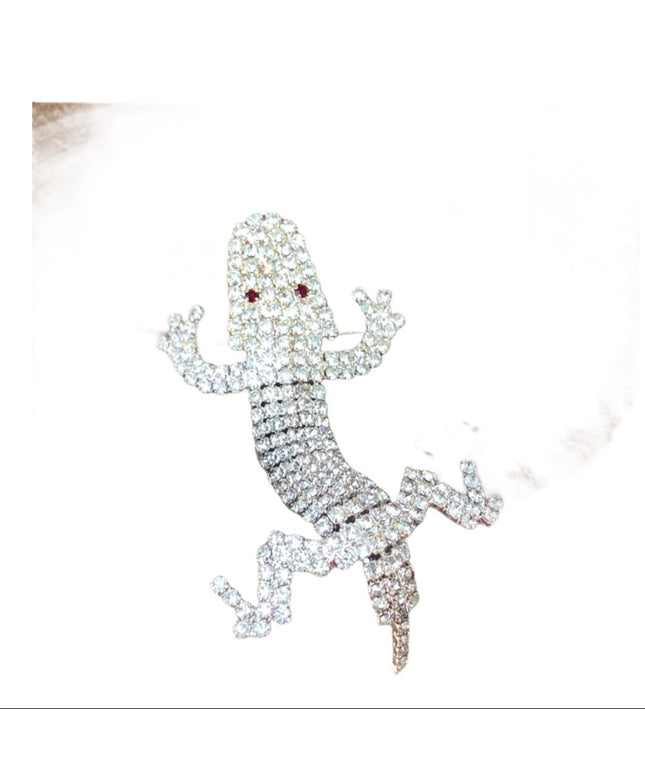 - Vintage quality articulated crystal Aligator brooch 💗