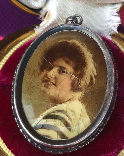 Antique 800 silver photo pendant Locket Lady