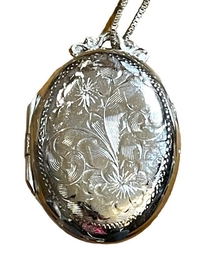 - Vintage Dynasty STERLING 925 fancy Victorian style etched oval locket ne…