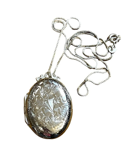 - Vintage Dynasty STERLING 925 fancy Victorian style etched oval locket ne…