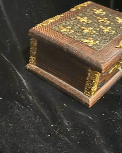 Vintage 1940s Wood box with brass accents fleur de lis trinket jewlery collect