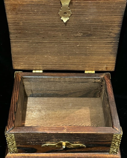 Vintage 1940s Wood box with brass accents fleur de lis trinket jewlery collect
