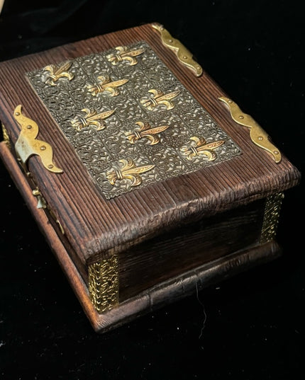 Vintage 1940s Wood box with brass accents fleur de lis trinket jewlery collect
