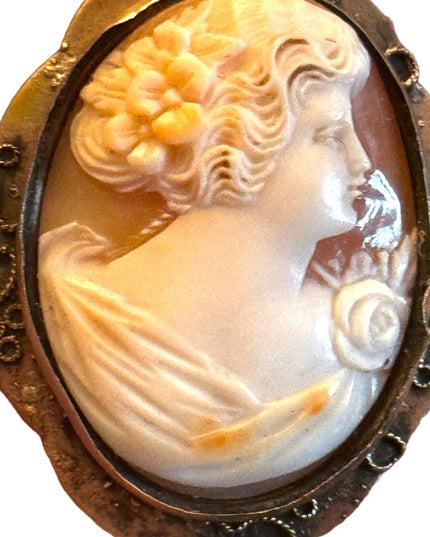 Stunning 19540s Vintage Hand carved shell cameo pinchbeck framed Cameo Brooch