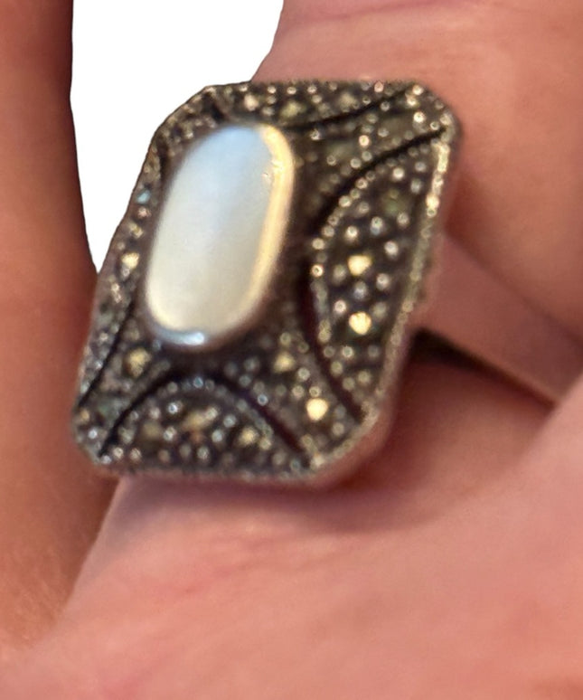 Vintage sterling silver 925 Marcasite & Mother of pearl fabcy ring