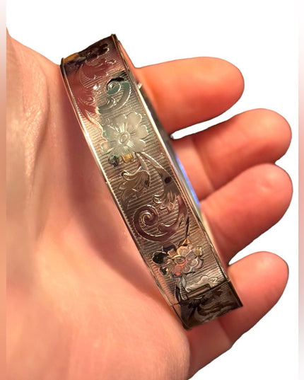 Vintage sterling silver etched flower scrolled design Marathon hinged bangle