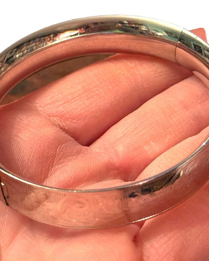 Vintage sterling silver etched flower scrolled design Marathon hinged bangle