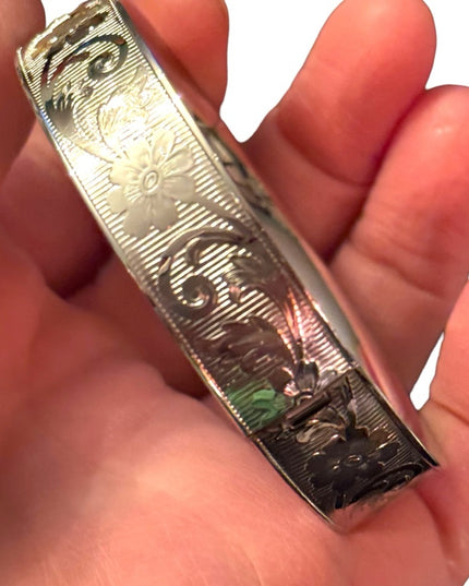 Vintage sterling silver etched flower scrolled design Marathon hinged bangle